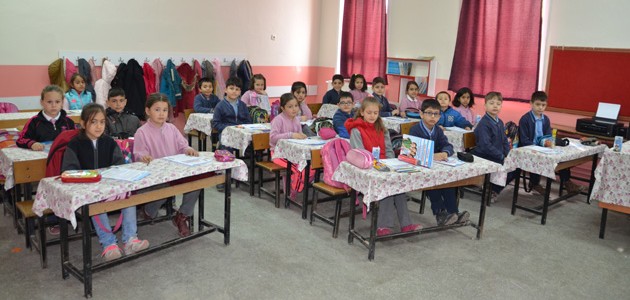  Sarayönü'nde öğrencilere 8 bin 500 kitap dağıtıldı  