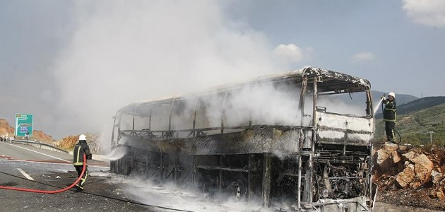  Seyir halindeki yolcu otobüsü yandı