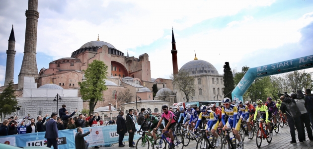   55. Cumhurbaşkanlığı Türkiye Bisiklet Turu başladı
 