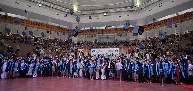  Necmettin Erbakan Üniversitesi 5 bin mezunu yeni yaşamlarına uğurladı