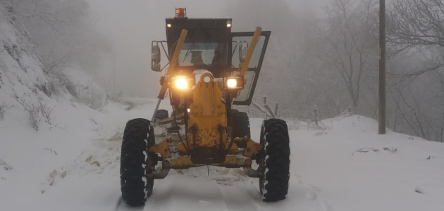  Düzce’de kar nedeniyle ulaşıma kapanan 40 köy yolu açıldı 