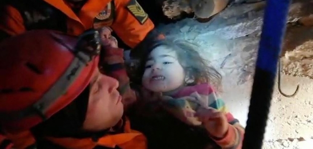  2,5 yaşındaki kız çocuğu 24 saat sonra kurtarıldı
 