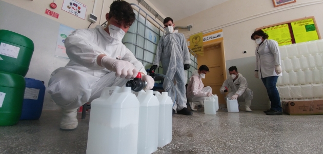  Konya’daki meslek lisesi dezenfektan üretimini 15 tona çıkardı