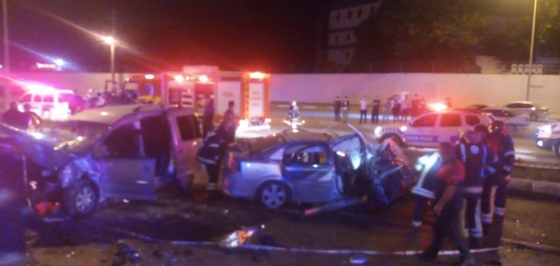  Karşı şeride geçen otomobil ticari araçla çarpıştı: 10 yaralı