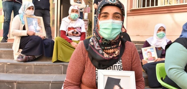 Diyarbakır annelerinden Mutlu: Kızımı alana kadar da bu kapıdan kalkmam 