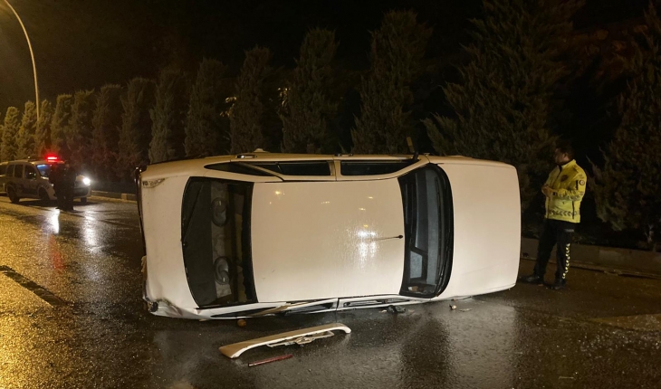 Yağmur nedeniyle virajı alamayan otomobil takla attı: 3 yaralı