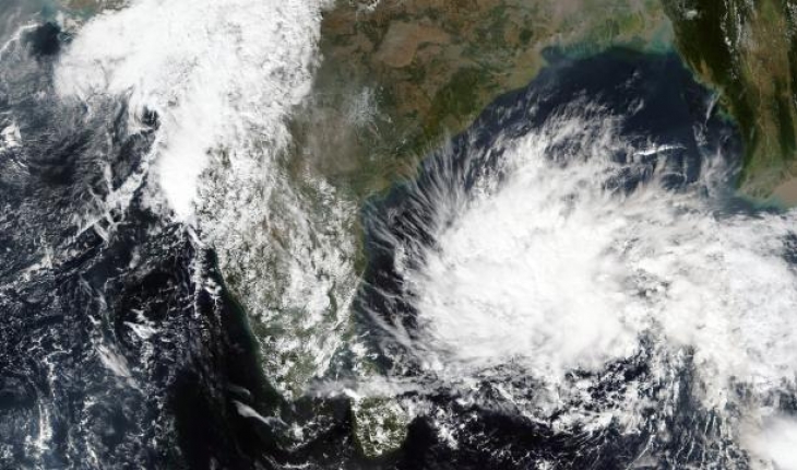 Hindistan’da fırtına alarmı: Okullar kapatıldı, seferler iptal