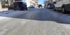 Yunak’ta sokaklardaki buzlanma hayatı olumsuz etkiliyor