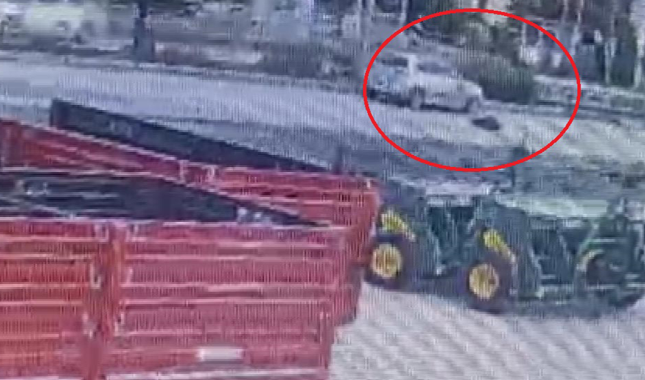 Konya’da yolun karşısına geçen çalışan yayaya otomobil çarptı:  O anlar kamerada  