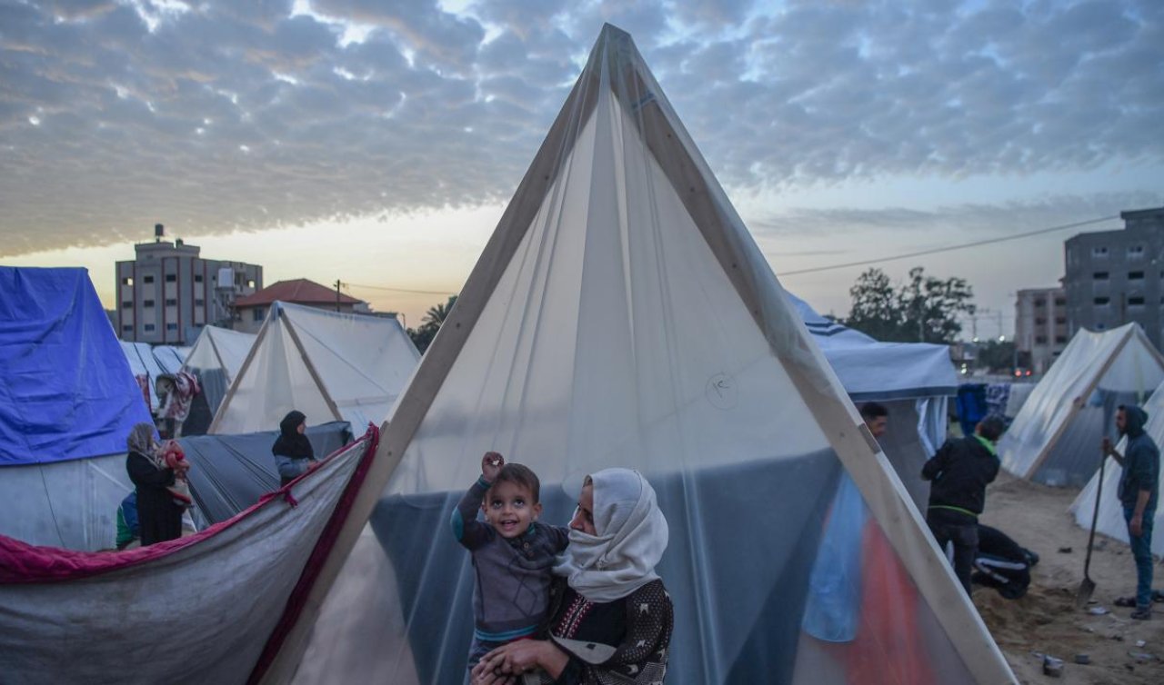  İsrail Refah’a sığınanları çıkarmak için 40 bin çadır satın alıyor