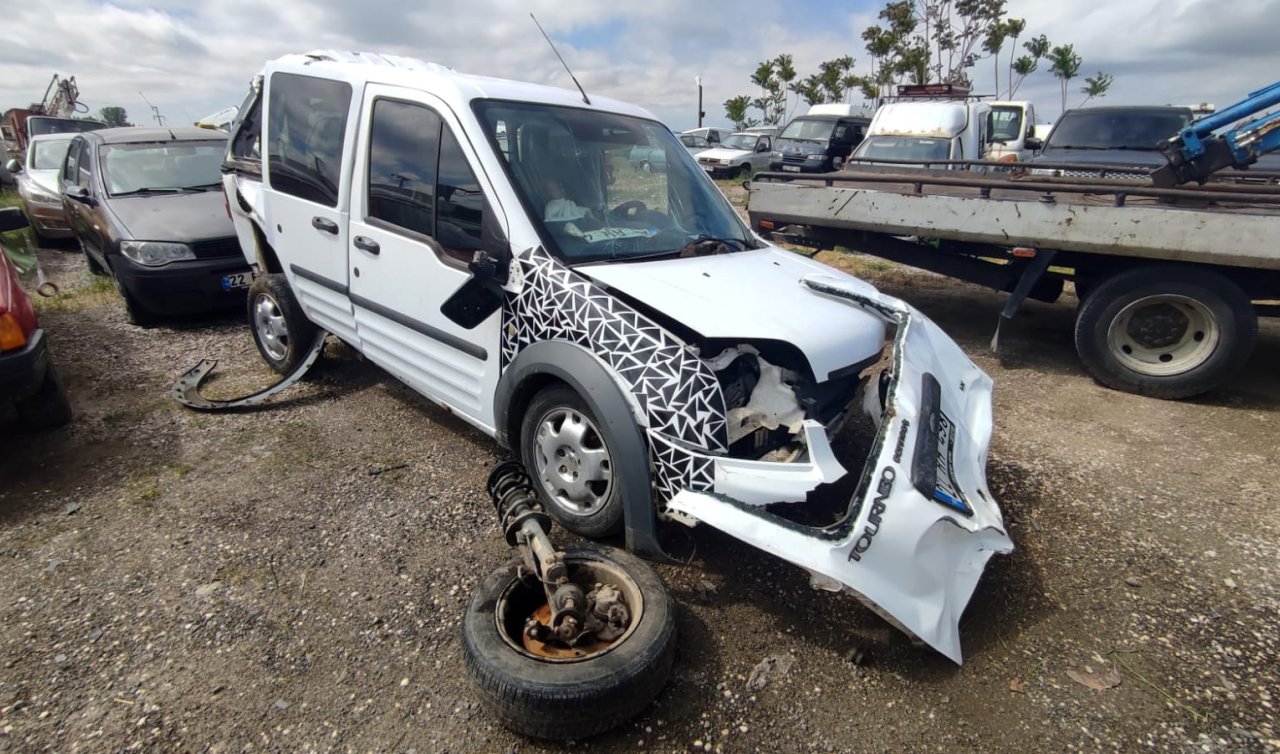  Ehliyetsiz ve alkollü sürücü otomobiliyle hafif ticari araca çarptı: 1 ölü 2 yaralı