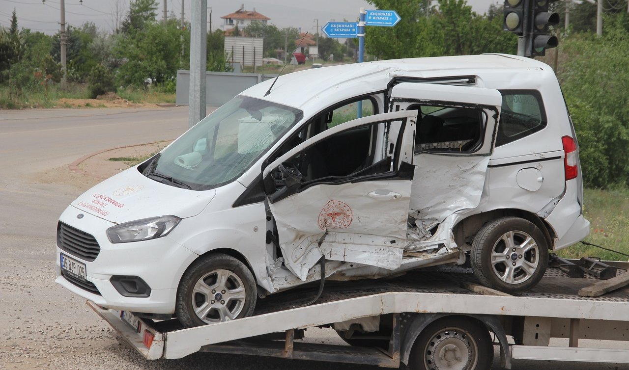 2 hafif ticari araç çarpıştı: 6 kişi yaralandı 