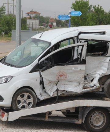 2 hafif ticari araç çarpıştı: 6 kişi yaralandı 