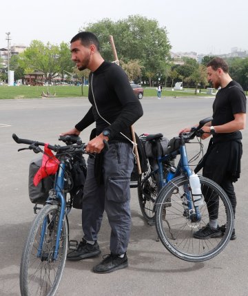 Kilometrelerce yoldan geldiler! Hacca gitmek için bisikletle yola koyuldular