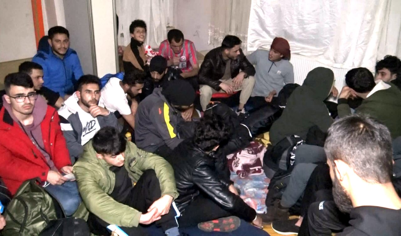 Kaçak göçmen operasyonu; yakalansalar da kuruyemiş yemeye devam ettiler