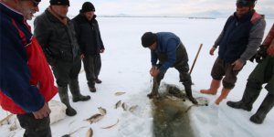 Beyşehir Gölü’nde “Eskimo usulü“ balık avı