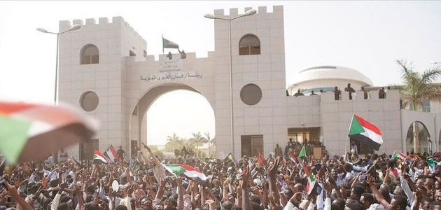  Sudan’da ordu, Genelkurmay karargahı önündeki göstericileri dağıtmaya başladı
