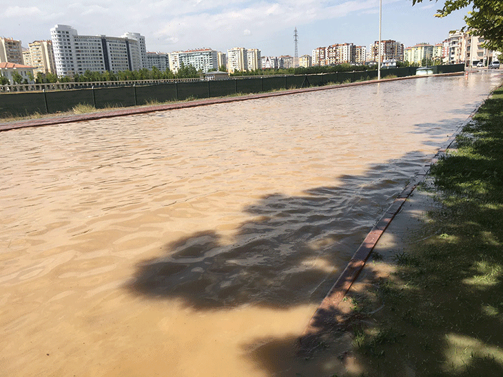  Konya’da ​Su borusu patladı, cadde göle döndü