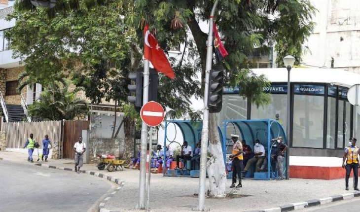 Cumhurbaşkanı Erdoğan’ın ziyareti öncesi Luanda Türk bayraklarıyla donatıldı