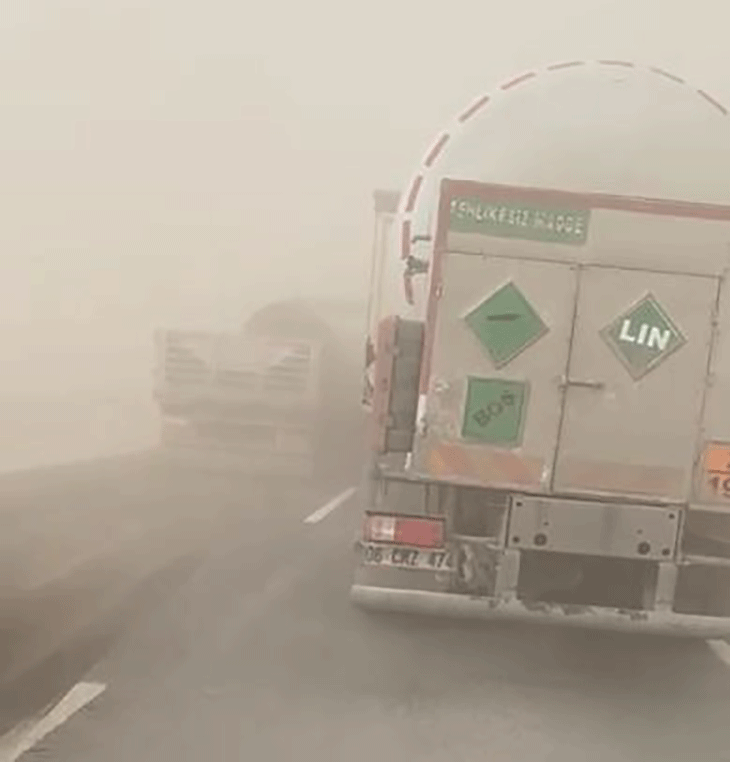 Kum fırtınası nedeniyle Konya’da yollar kapatıldı