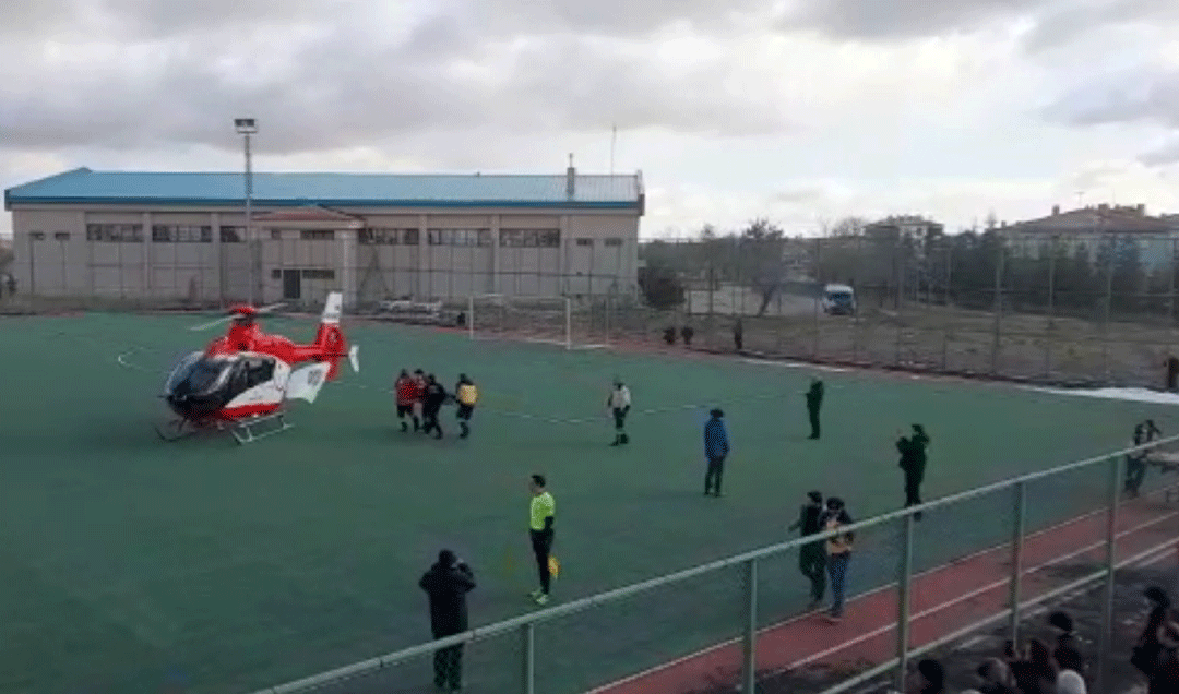 Helikopter ambulans maç esnasında sahaya indi