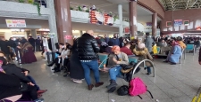 Otogarda sabahlayan yolcuların bekleyişi sürüyor