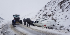Yoğun kar nedeniyle 214 yol ulaşıma kapandı