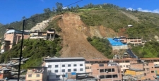 Peru'da heyelan: Yaklaşık 80 ev toprak altında kaldı