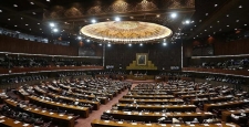 Pakistan'da meclis üstünlüğü muhalefet blokuna geçti