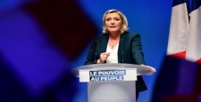 Le Pen cumhurbaşkanı seçilirse başörtüsünü yasaklayacak