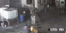Hindistan'da buldozer lastiği şişilirken patladı: 2 ölü