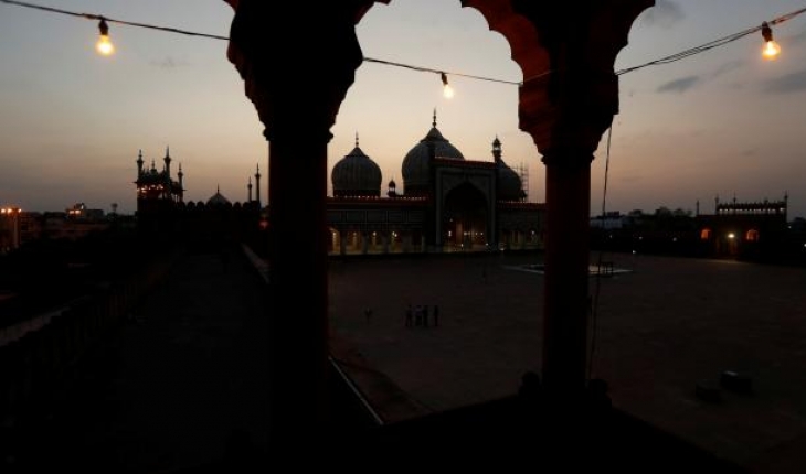 Hindistan’da ezan sesi kararı: 900 camide ezanın sesi kısıldı