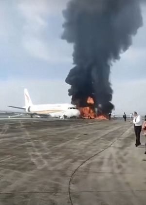 122 kişiyi taşıyan uçak pistte alev aldı