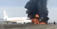122 kişiyi taşıyan uçak pistte alev aldı