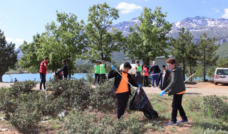 Seydişehir’de lise öğrencileri mesire alanında çevre temizliği yaptı