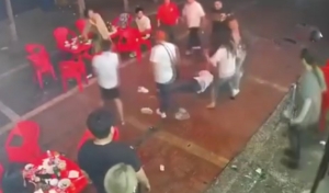 9 erkek, 3 kadını dakikalarca dövdü