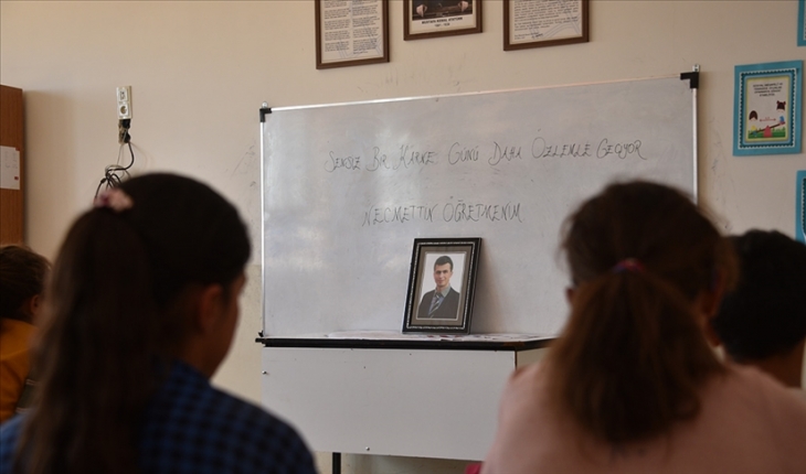 Öğrencileri, PKK’lı teröristlerce şehit edilen Necmettin Öğretmen’i karne gününde unutmadı