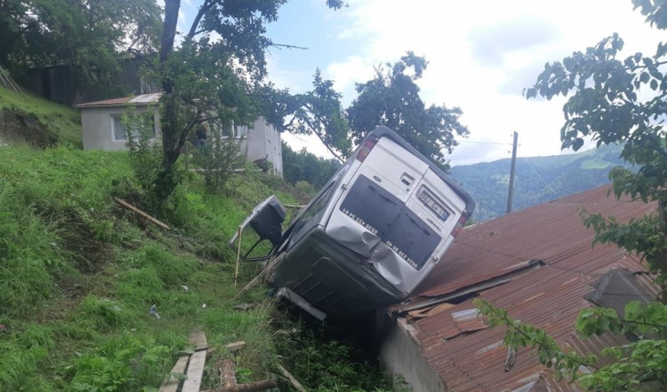 Cenazeye gidenleri taşıyan minibüs evin çatısına devrildi: 7 yaralı