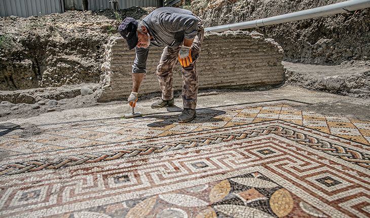 İnşaat kazısında Roma dönemi villa kalıntısı ve taban mozaiği bulundu
