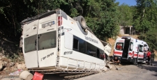 Tarım işçilerini taşıyan minibüs devrildi: 17 kişi yaralandı!