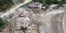 Karabük’te selden zarar gören 4 bina yıkıldı