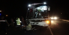 Otobüs, TIR’a arkadan çarptı: 1 ölü, 43 yaralandı