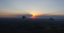 Karapınar’da paraşütçüler gün batımında güzel görüntüler oluşturdu