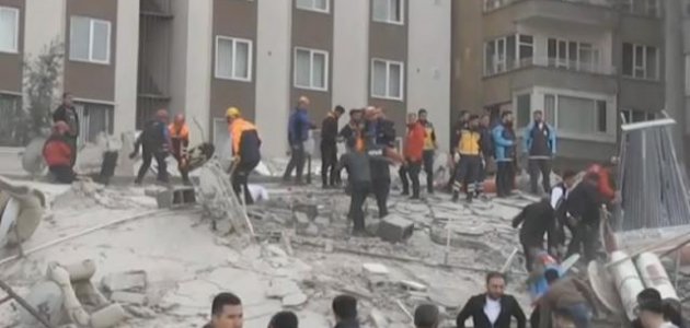 Şanlıurfa’da depremde ağır hasar alan 6 katlı bina çöktü!