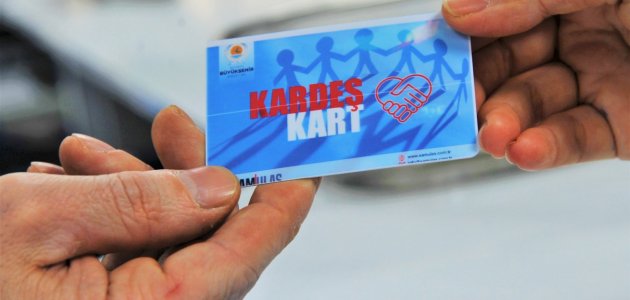 Depremzedelere kardeş kart dağıtıldı