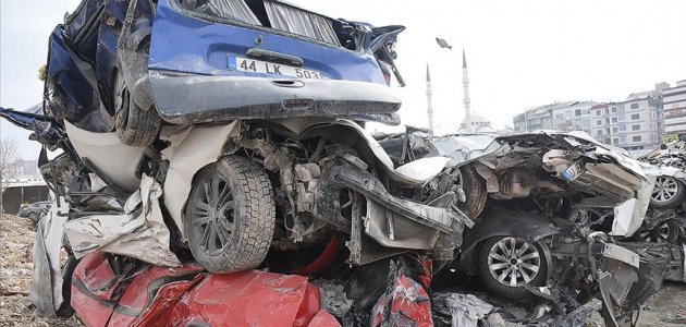  Enkazdan çıkarılan araçlar sahiplerini bekliyor