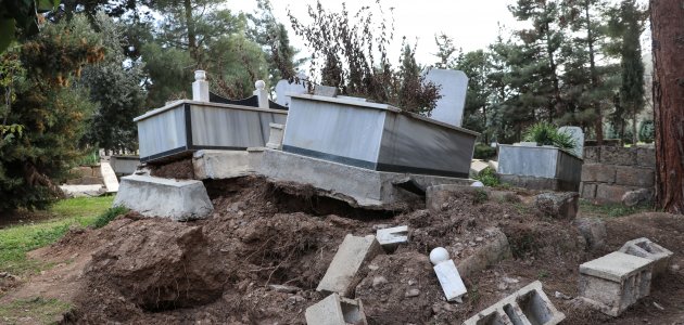Depremler Nurdağı’ndaki mezarlıkta tahribata neden oldu