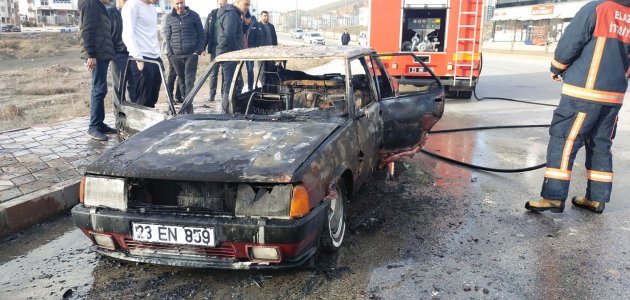 Elazığ’da seyir halindeki otomobil yandı