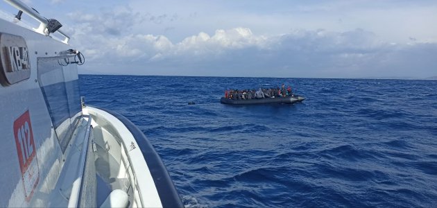 İzmir’de sürüklenen botlardaki 80 düzensiz göçmen kurtarıldı