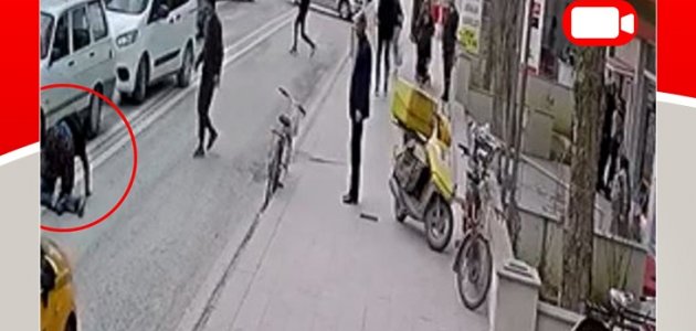 Anne-oğul dehşet saçtı! Caddenin ortasında defalarca bıçakladı 